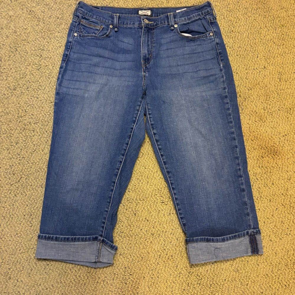 women’s levi capris